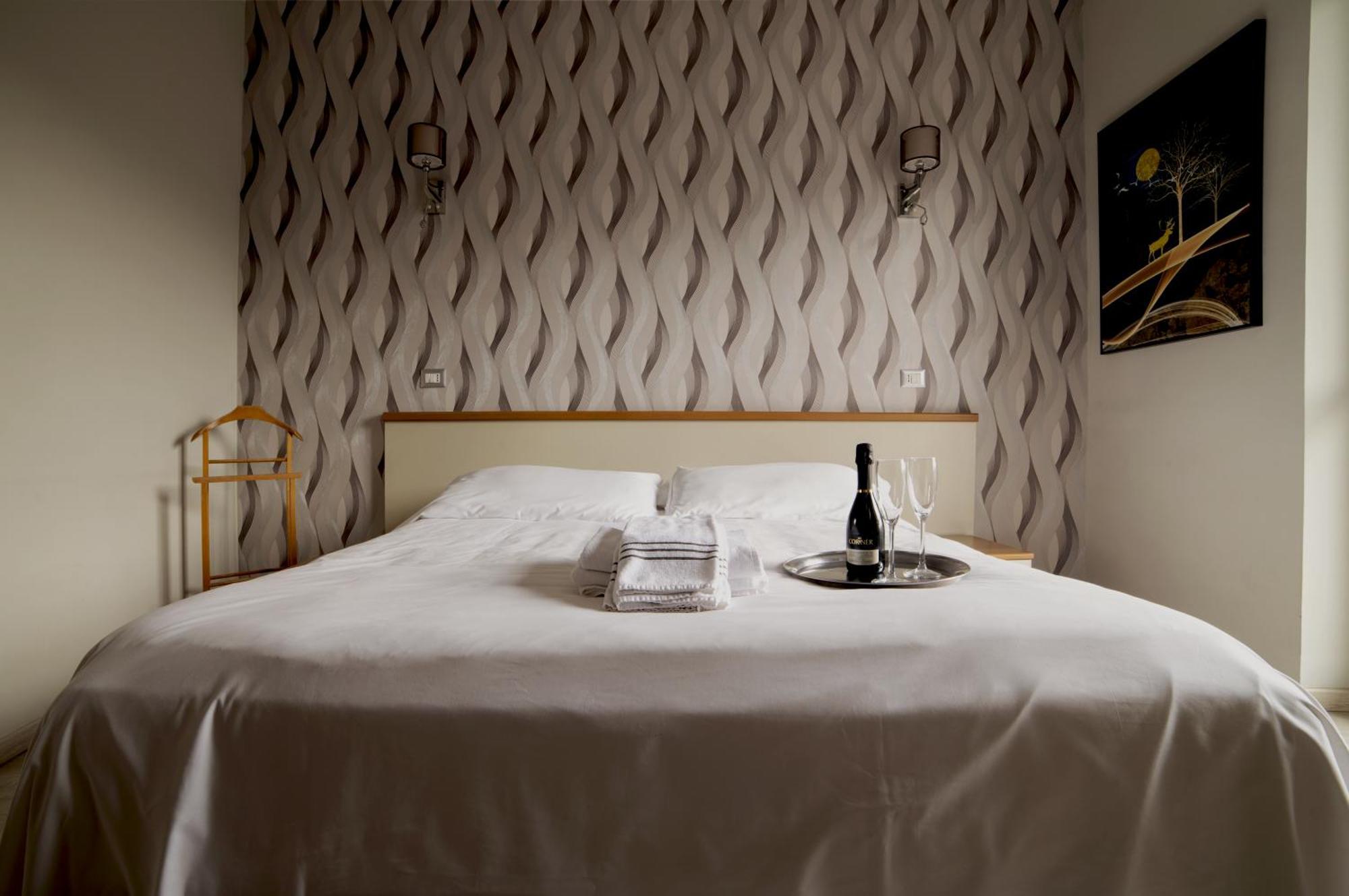 Hotel Frejus Коленьо Екстериор снимка