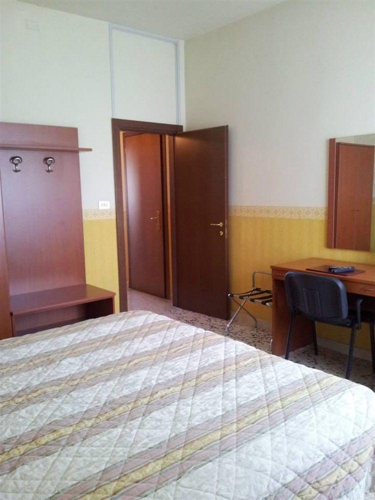 Hotel Frejus Коленьо Екстериор снимка