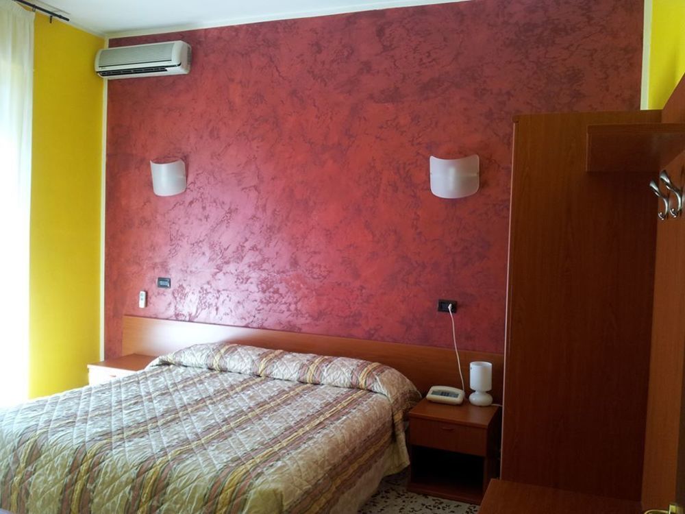 Hotel Frejus Коленьо Екстериор снимка
