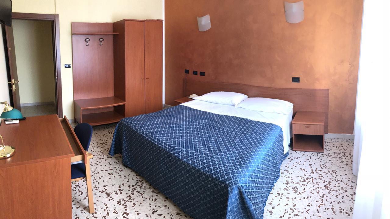 Hotel Frejus Коленьо Екстериор снимка