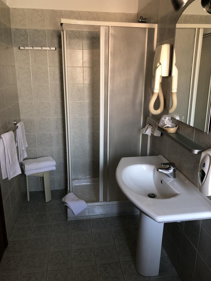 Hotel Frejus Коленьо Екстериор снимка