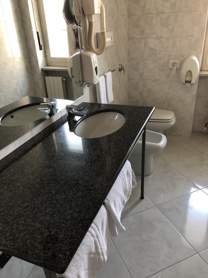 Hotel Frejus Коленьо Екстериор снимка