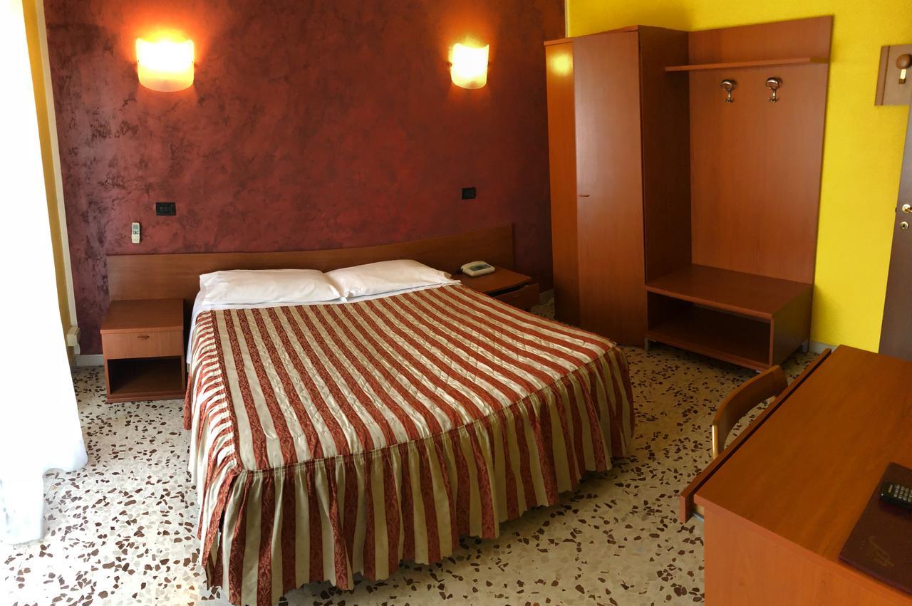 Hotel Frejus Коленьо Екстериор снимка