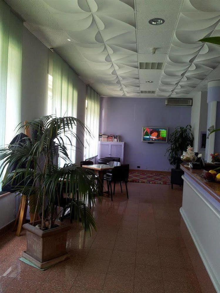 Hotel Frejus Коленьо Екстериор снимка