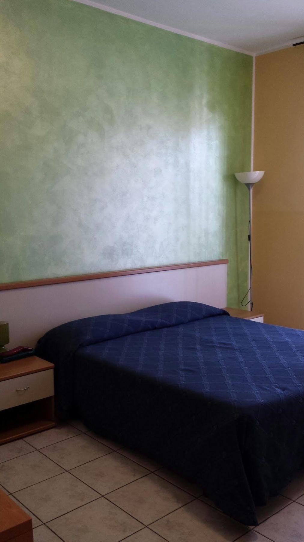 Hotel Frejus Коленьо Екстериор снимка