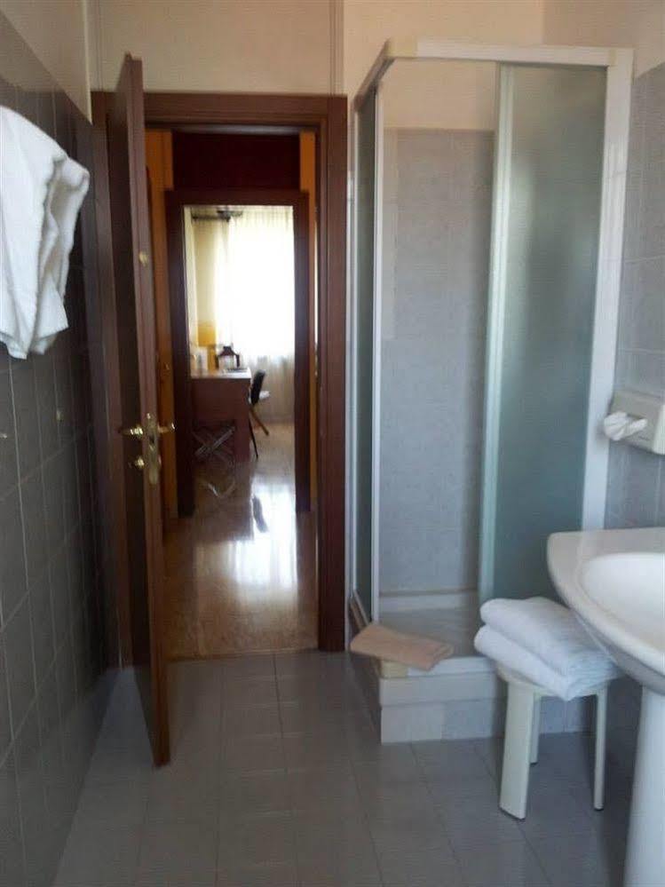 Hotel Frejus Коленьо Екстериор снимка