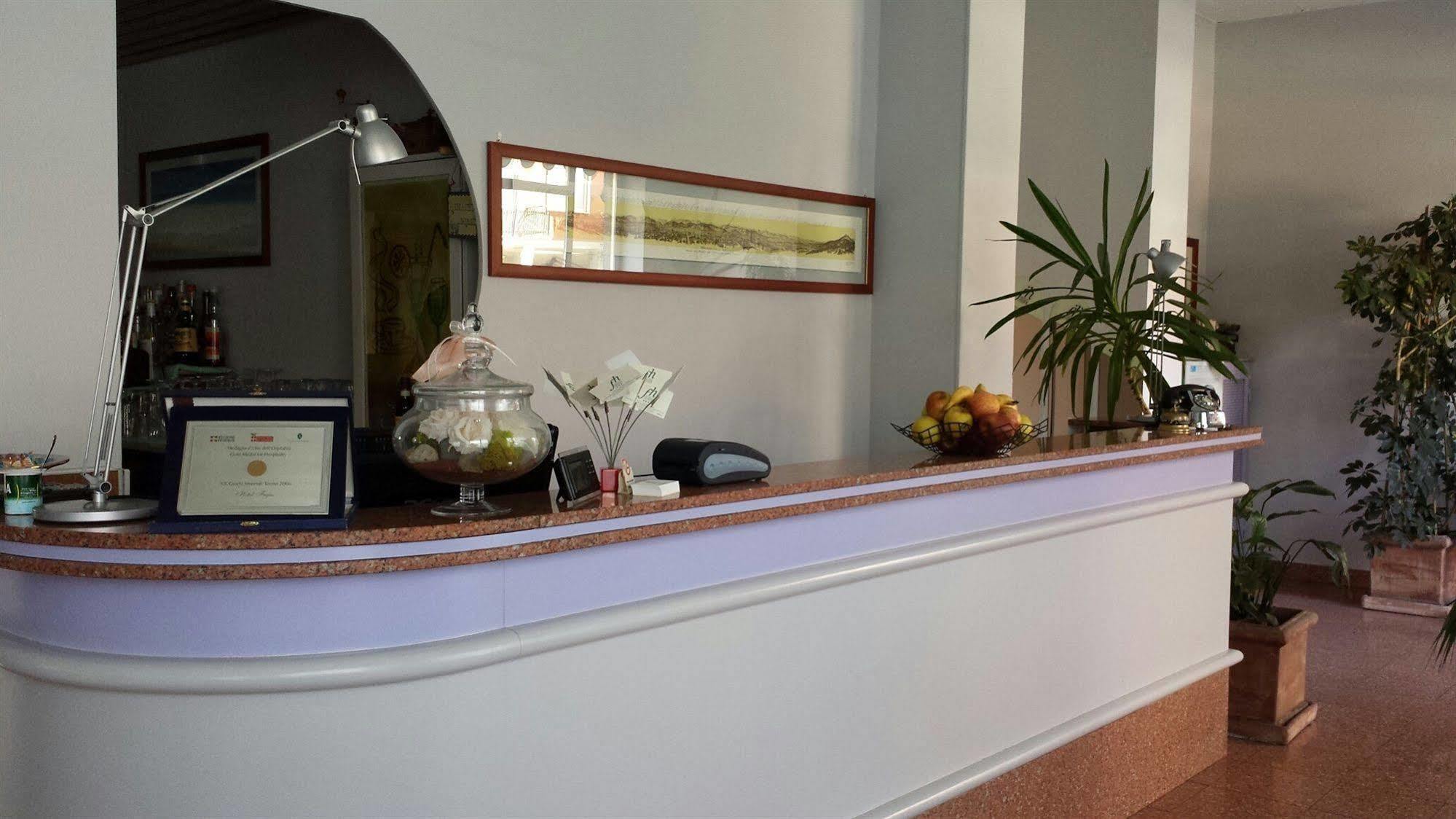 Hotel Frejus Коленьо Екстериор снимка