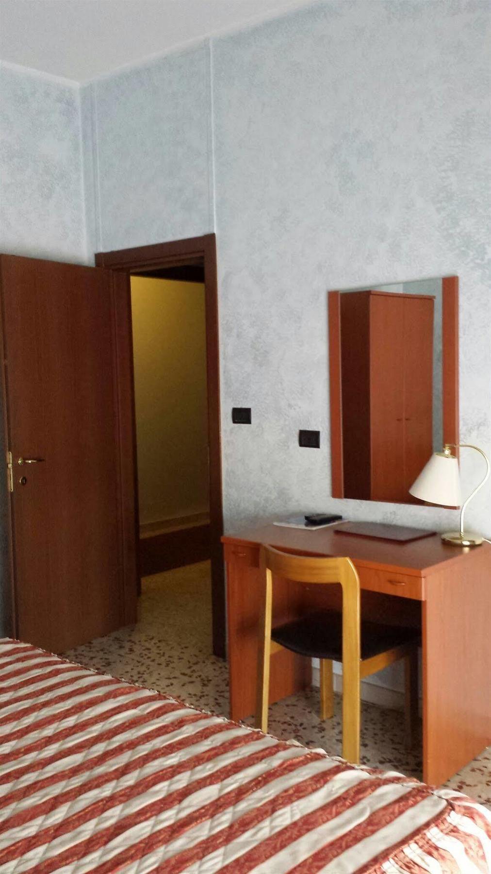 Hotel Frejus Коленьо Екстериор снимка