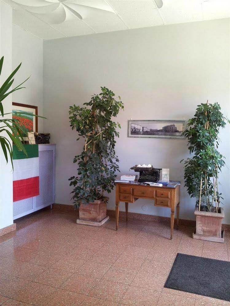 Hotel Frejus Коленьо Екстериор снимка